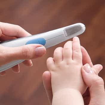 cut newborn nails filing new born nails