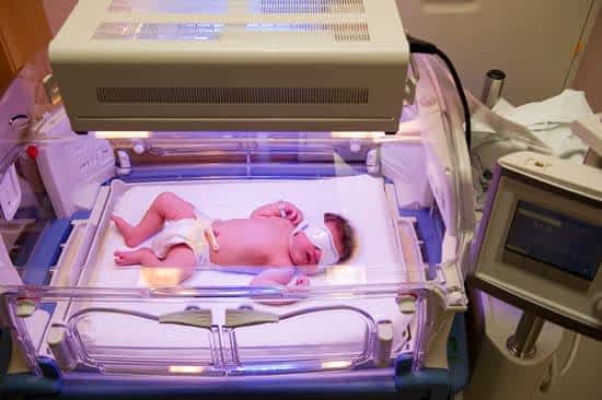 Jaundice In A Newborn - Delivery And Postpartum - 2021 Newborn In An Incubator With Photo Therapy Lights For Treating Jaundice
